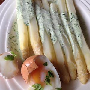 Asperges met basilicum-ricottasaus