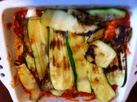 Gegrilde courgette met tomatensaus. Voor dit heerlijke recept heb je wel wat liefde en toewijding nodig.